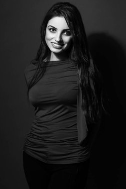 uzun saçlı esmer genç ve güzel bir portresi