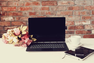 İş yeri. Ofiste bir gün.