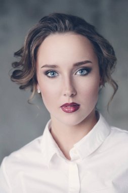 Kırmızı rujlu güzel bir kadın.