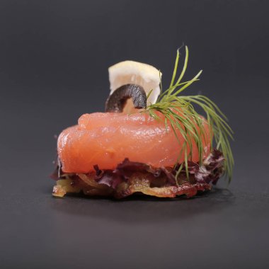 Yiyecekler. Siyah arka planda nefis aperatifler