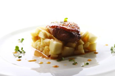 Izgara et, patates ve gurme usulü servis edilir.