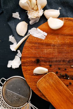 Yemek, mutfak. Mutfak gereçleri masada.