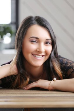 Kanepede tatlı bir kız.