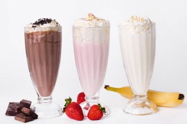 Beyaz arka planda milkshake kokteyli