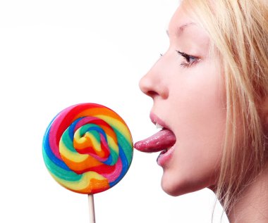 güzel kız yalama lolipop üzerinde beyaz izole