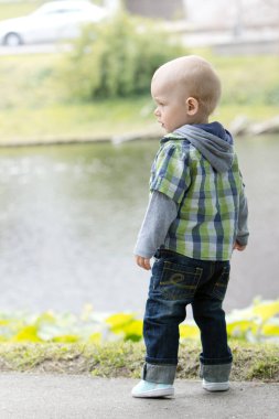 parkta küçük şirin çocuk 