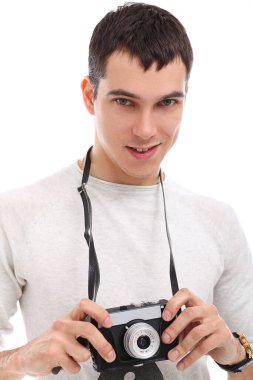 Beyaz arka planda poz veren çekici bir genç.