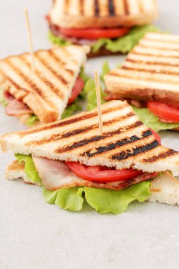 Yiyecekler. Lezzetli sandviçler masada.