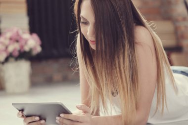 Yaşam tarzı. Evdeki güzel kadın.