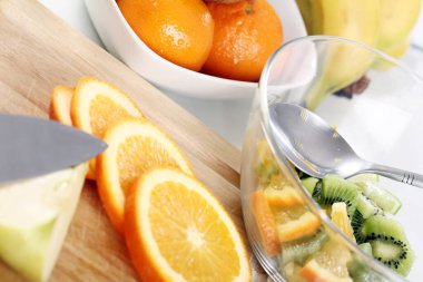 Mutfak masasında farklı taze meyveler var.