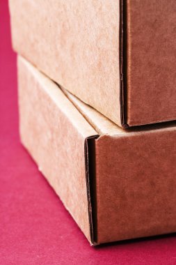 Pembe arka planda karton kutular