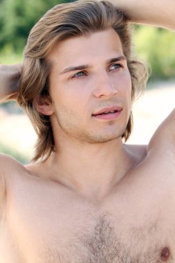 genç ve yakışıklı adam sahilde portresi