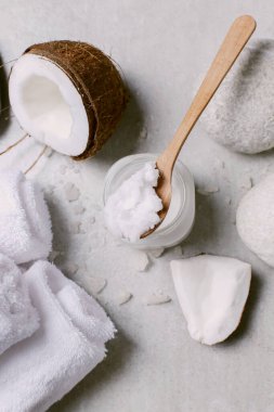 Spa mı? Masada doğal hindistan cevizi yağı var.