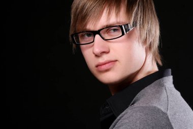 Genç ve çekici yakışıklı iş adamının portresi.