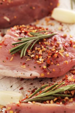 Yemek pişirmek. Masada çiğ et var.