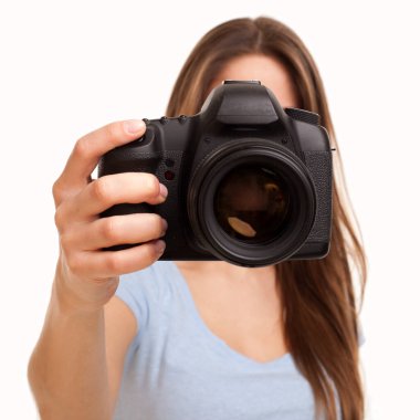 Elinde profesyonel fotoğraf makinesi olan beyaz bir kadın.