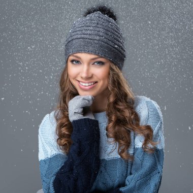 Tatlı kız kar tanelerini gördüğüne sevindi.