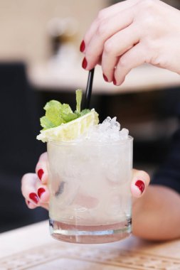 Kafede içki içen bir kadın.