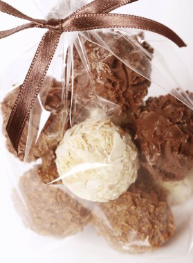 Çikolata şekerlemelerini kapatın. 