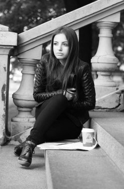 merdivenlerde genç ve güzel esmer