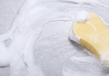 Köpüklü sarı sünger.