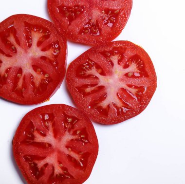 Beyaz arkaplanda domates