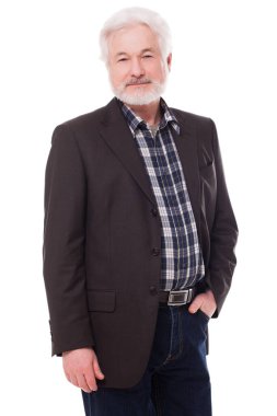 Gri sakallı yakışıklı yaşlı adam beyaz arka planda izole edilmiş.