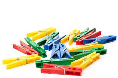 Beyaz arkaplandaki küçük renkli mandalların yakın plan resmi
