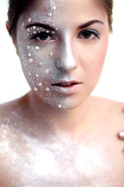 Beyaz bir arka plan üzerinde gümüş beden sanatı ile güzel bir kızın portresi