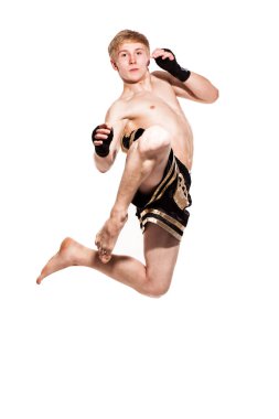 Beyaz baqckground 'a izole edilmiş şortlu genç yakışıklı dövüşçü.