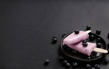 Masada lezzetli yoğurt var.