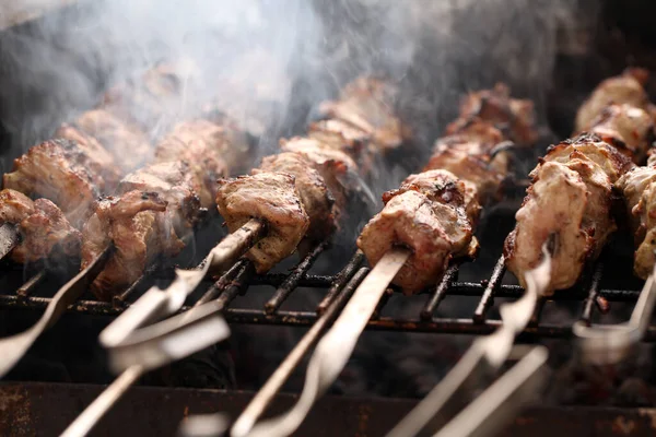 Çelik şişte taze et Brezilya 'da dumanda.