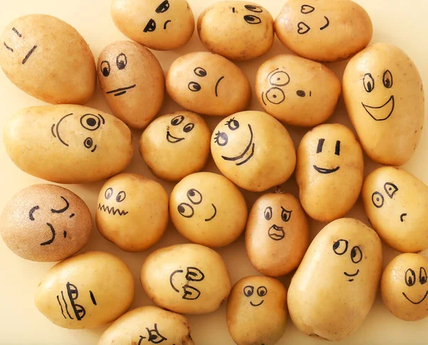 - Sanat. Sarı arka planda komik bir patates
