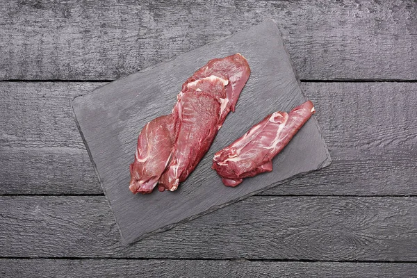 Färskt Kött Svart Skärbräda — Stockfoto