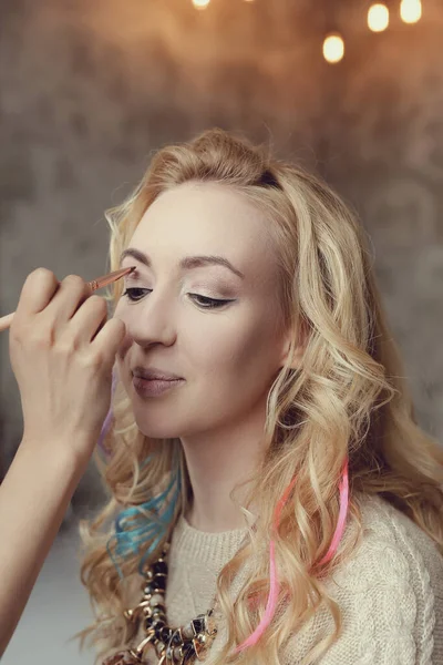 Beleza Mulher Linda Durante Maquiagem — Fotografia de Stock