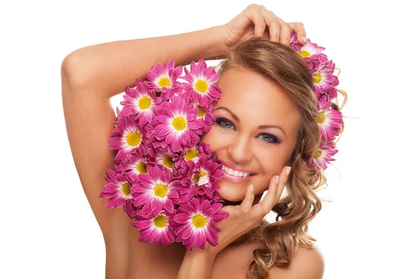 Beyaz Arka Planda Saçlarında Çiçekler Olan Güzel Beyaz Bir Kadın — Stok fotoğraf