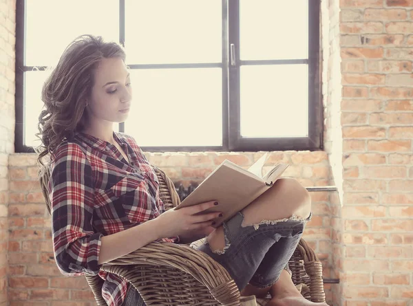 Leuke Vrouw Thuis Met Een Boek — Stockfoto