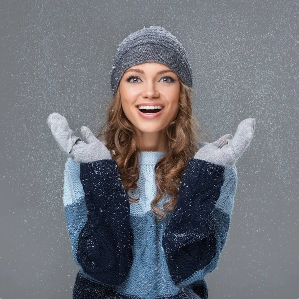 Linda Chica Está Feliz Ver Copos Nieve — Foto de Stock