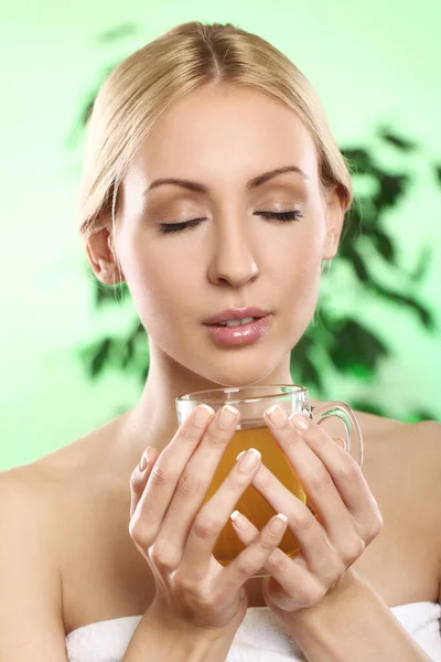 Beautifu Jovem Loira Com Xícara Chá Quente Verde — Fotografia de Stock