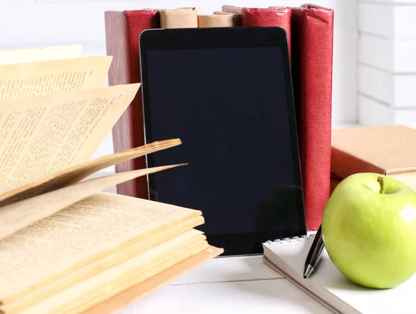 Onderwijs Boeken Met Tablet Tafel — Stockfoto