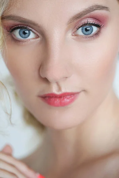 Piękna Dziewczyna Niebieskimi Oczami Zbliżeniu — Zdjęcie stockowe