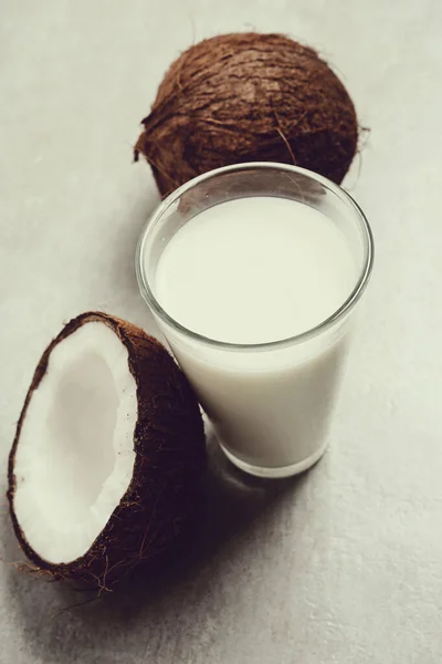 飲んで テーブルの上においしいココナッツミルク — ストック写真