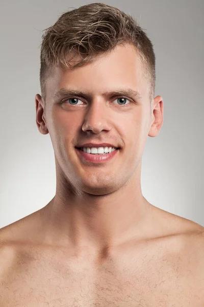 Portrait Handsome Naked Caucasian Guy Grey Background — Stok Foto