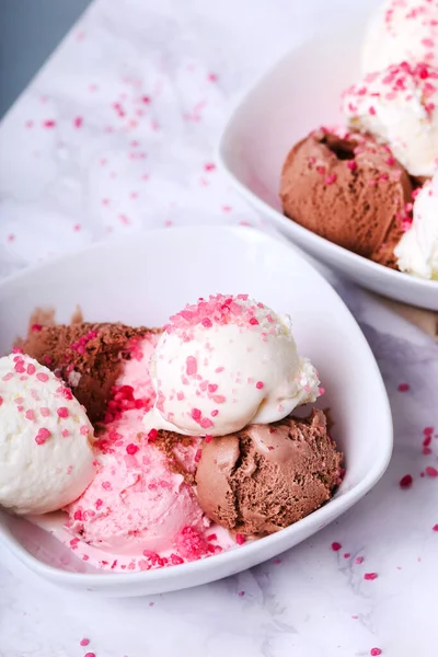 Eingefroren Leckeres Eis Auf Dem Tisch — Stockfoto