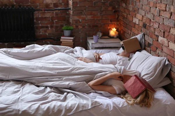 生活方式 美丽的夫妻在床上 — 图库照片