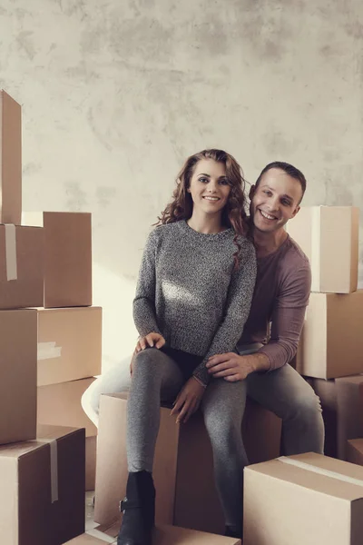 Bonito Casal Durante Mudança Para Casa — Fotografia de Stock