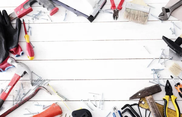 Masanın üzerinde çeşitli DIY araçları