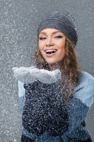 Linda Chica Está Feliz Ver Copos Nieve — Foto de Stock