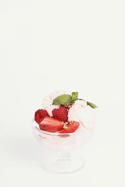 Leckeres Eis Mit Erdbeeren — Stockfoto
