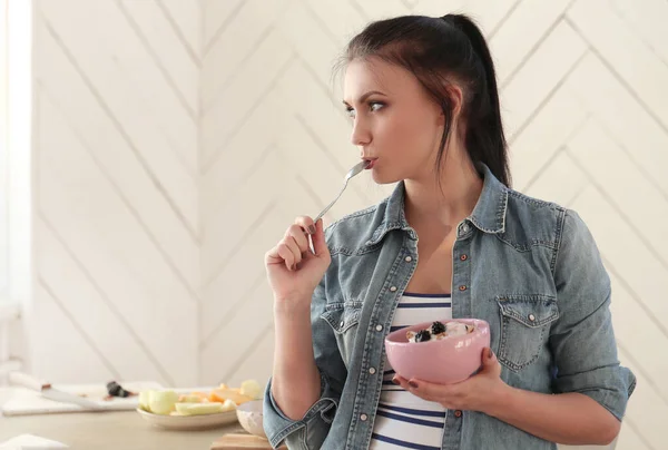 Femme Petit Déjeuner Maison — Photo